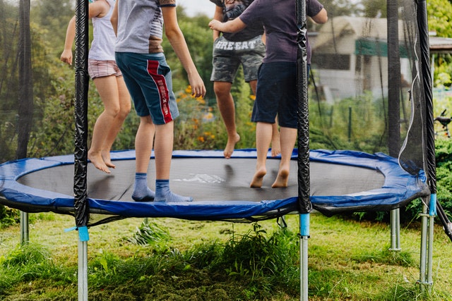 skákání na trampolíně